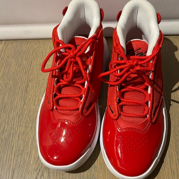 Nike Jordan Max Aura 4 PS Boys Sneaker- red patent- size 4.5, Big kids - Picture 1 of 6